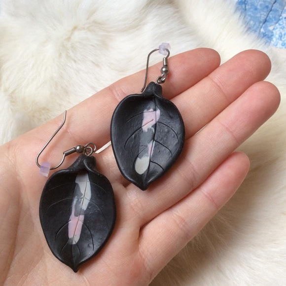 Cray Leaf Earring Black & Baby Pink - Picture 3 of 7